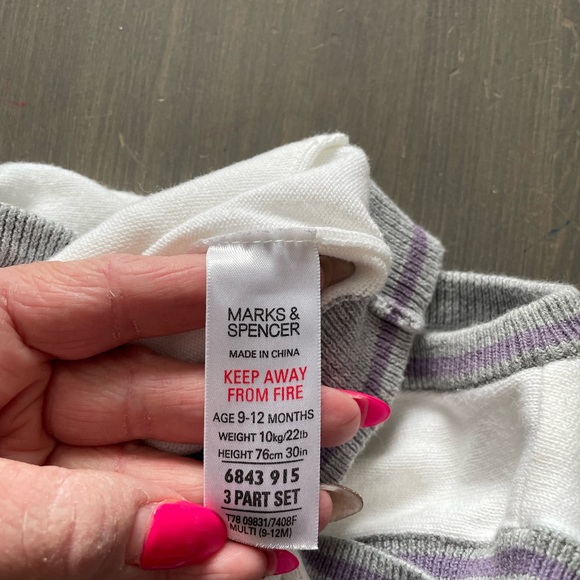 4/$15🌸 9-12M Button-up Vest - Picture 3 of 3